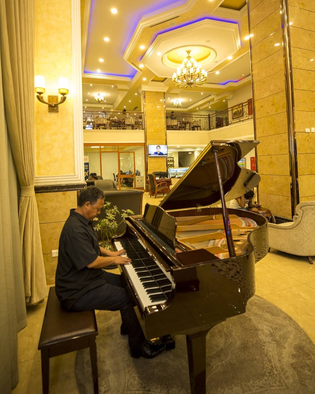 Sapphire Addis Hotel: Lobby piano